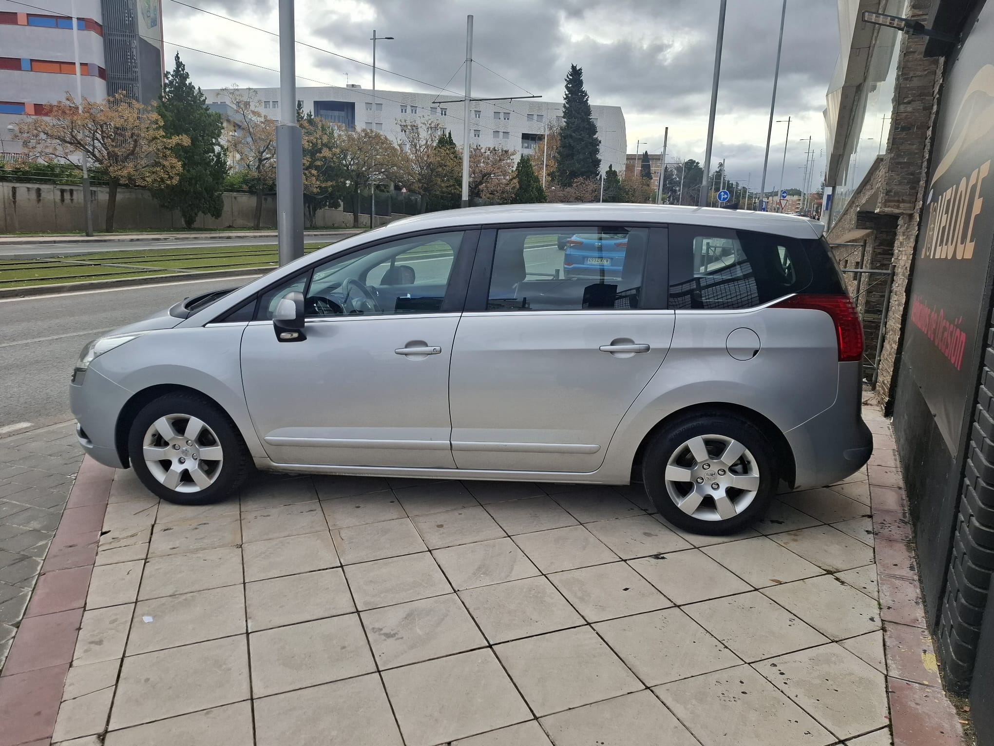 Peugeot 5008 2010 - Vista 3/4 trasera