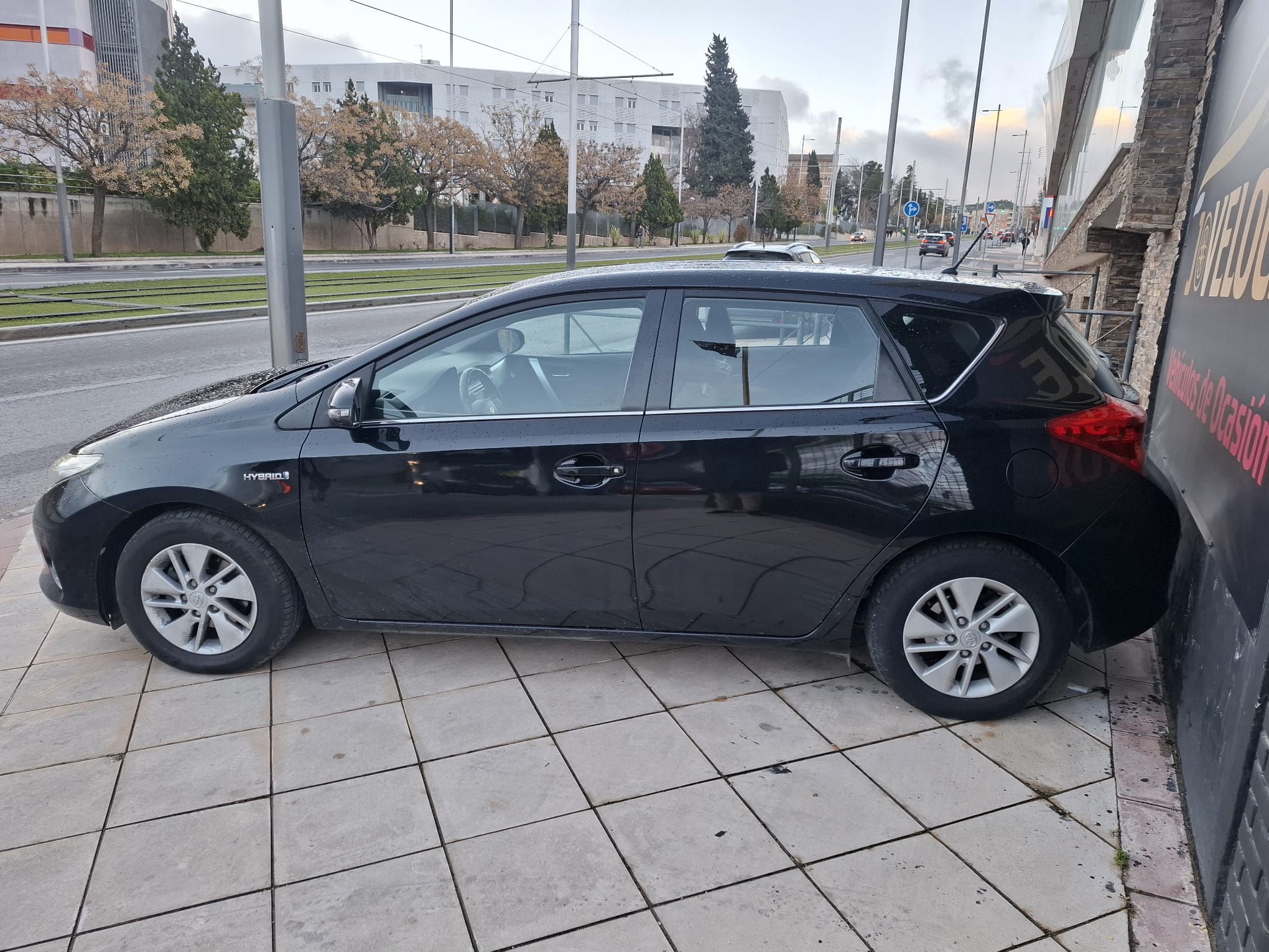 Toyota Auris Hybrid 2014 - Vista 3/4 trasera