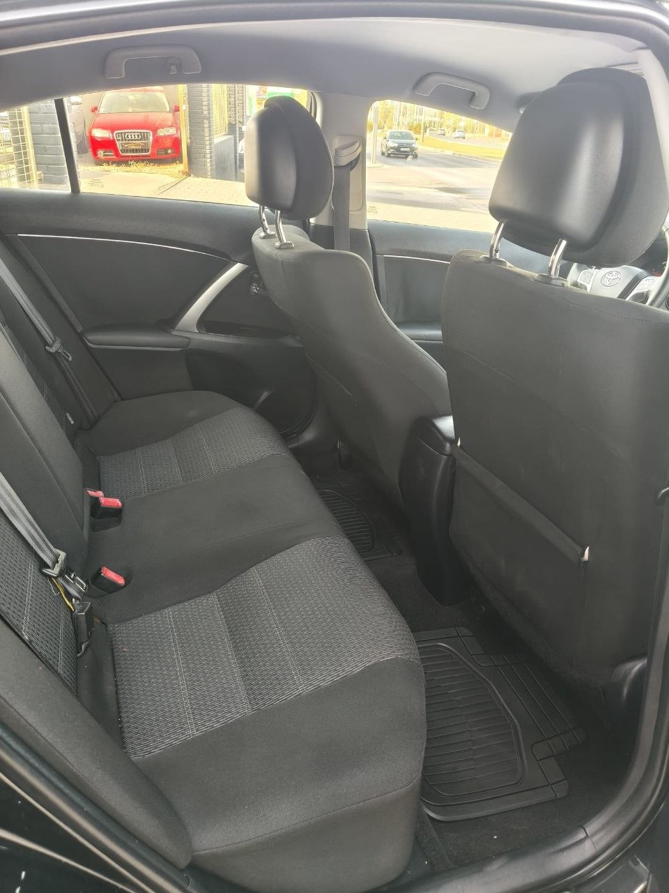 Toyota Avensis 2.0 D-4D 2013 - Asientos traseros