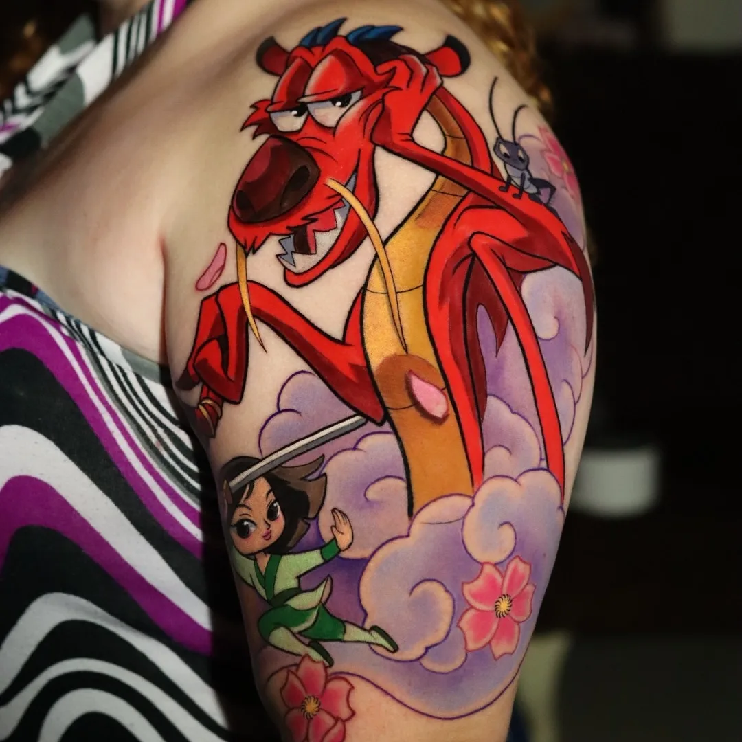 tatuaje de Mulan, tatuaje de Mushu, tatuaje Disney a color, tatuaje cartoon, tatuaje en brazo, tattoo Mulan y Mushu.