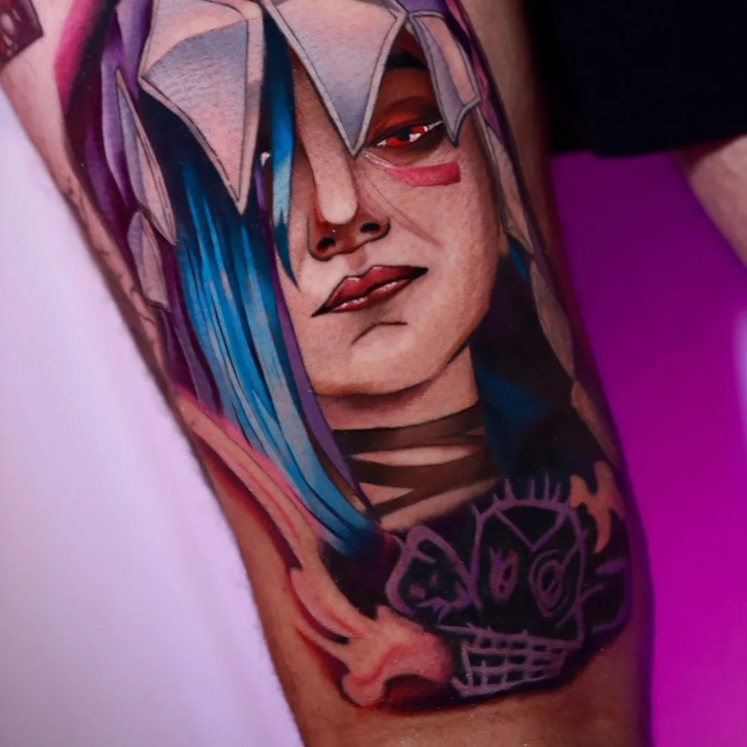 tatuaje de Jinx, tatuaje Arcane, tattoo Jinx Arcane, tatuaje League of Legends, tatuaje anime a color, tatuaje en brazo, tattoo gamer.