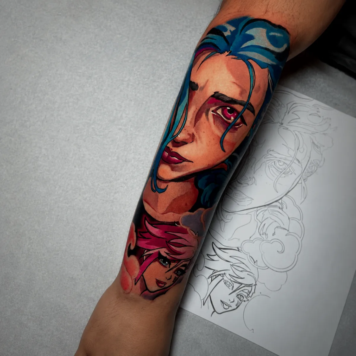 tatuaje de Jinx y Vi, tatuaje Arcane, tattoo Arcane a color, tatuaje League of Legends, tatuaje anime en brazo, tattoo gamer, tatuaje de Jinx, tatuaje de Vi.