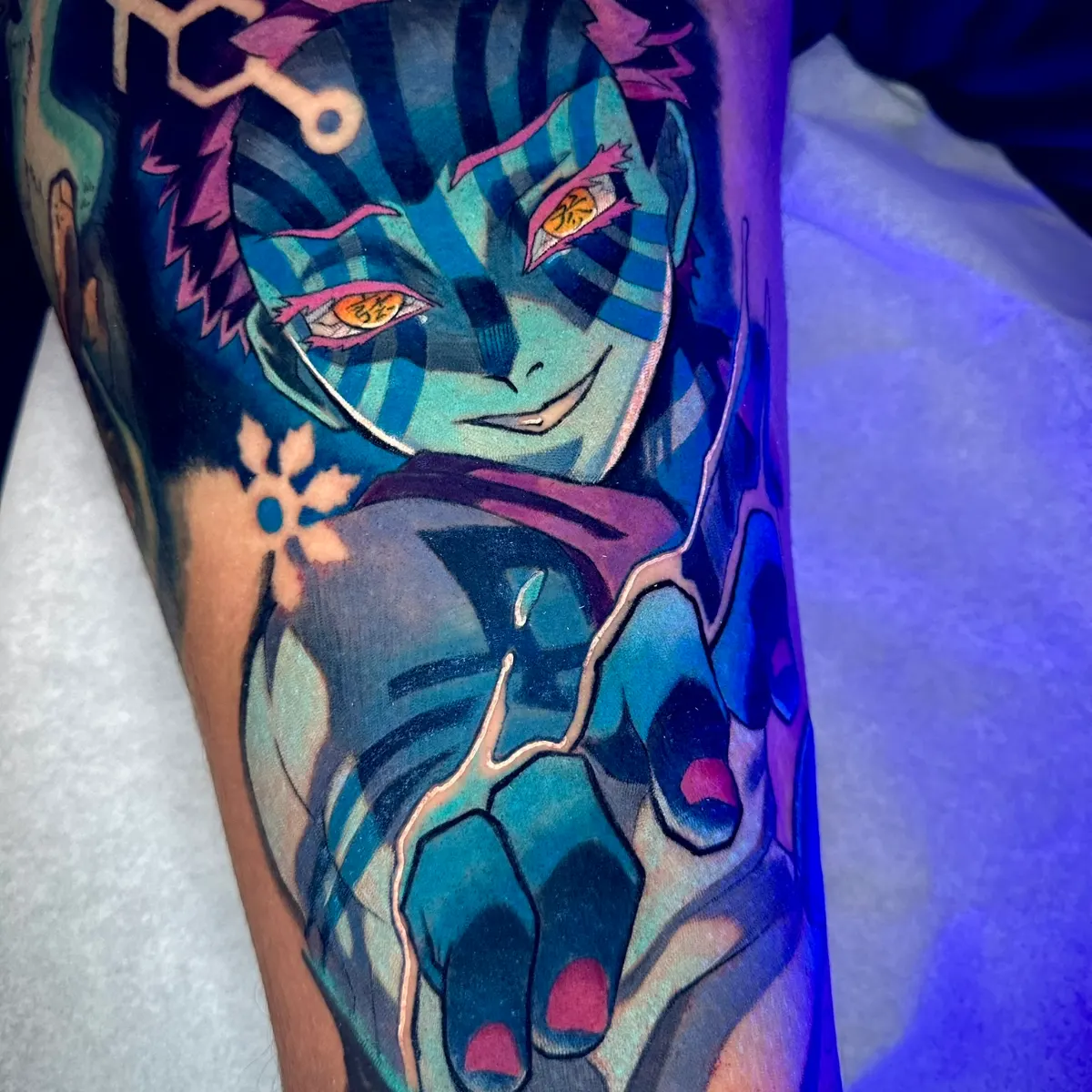 tatuaje Akaza, tatuaje Demon Slayer, tattoo Akaza, tatuaje Kimetsu no Yaiba, tatuaje anime a color, tatuaje en brazo, tattoo otaku.
