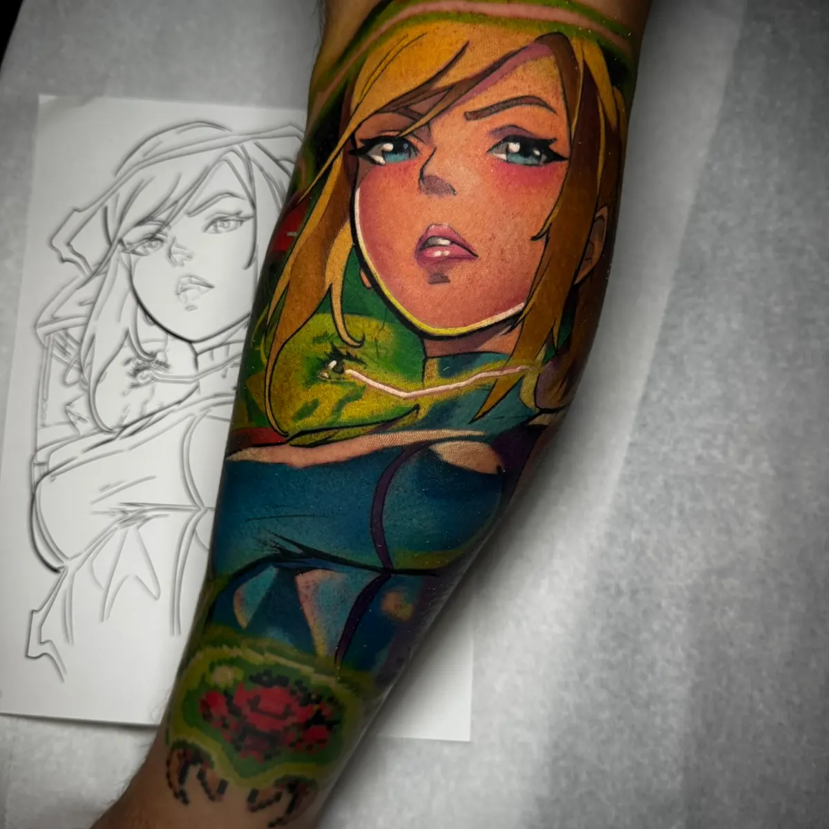 tatuaje Cammy, tatuaje Street Fighter, tattoo Cammy Street Fighter, tatuaje gamer, tatuaje anime a color, tatuaje en brazo, tattoo videojuegos.
