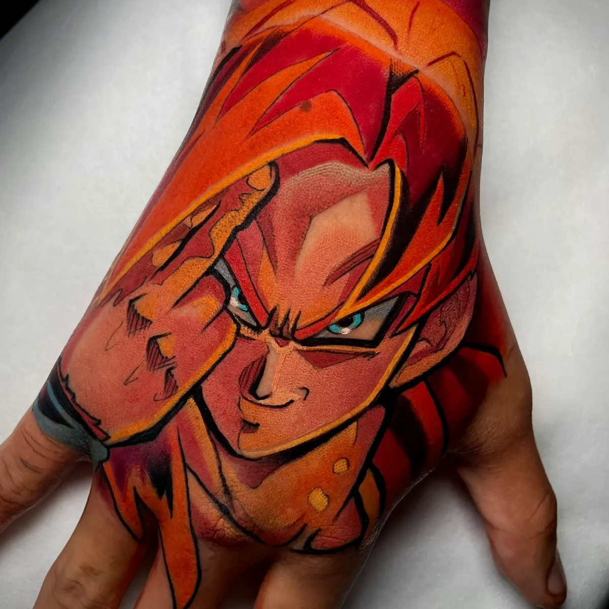 tatuaje Goku, tatuaje Dragon Ball, tattoo Goku Super Saiyajin, tatuaje anime a color, tatuaje en mano, tatuaje manga, tattoo otaku.