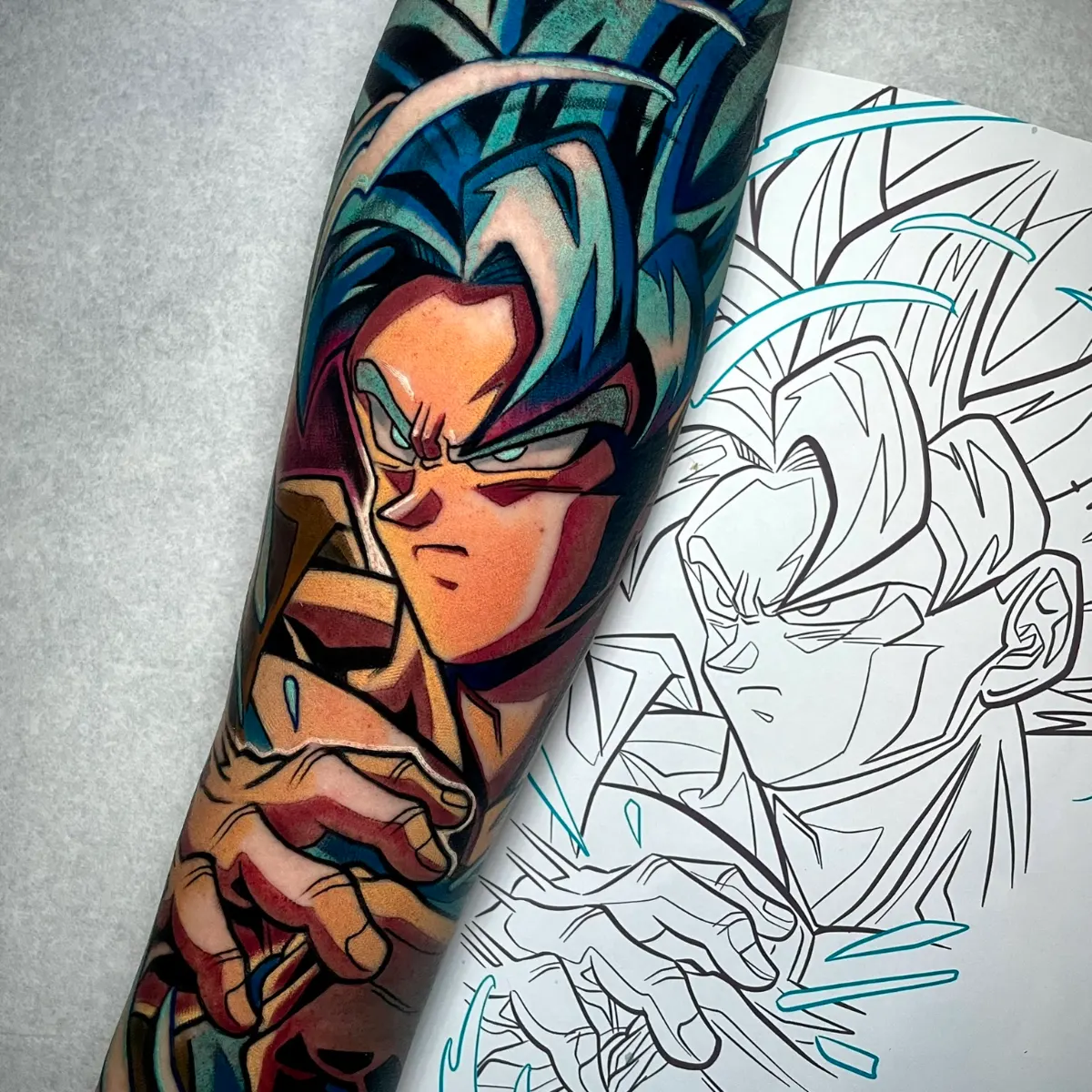 tatuaje Goku, tatuaje Dragon Ball, tattoo Goku Super Saiyajin Blue, tatuaje Dragon Ball Super, tatuaje anime a color, tatuaje en brazo, tattoo otaku.