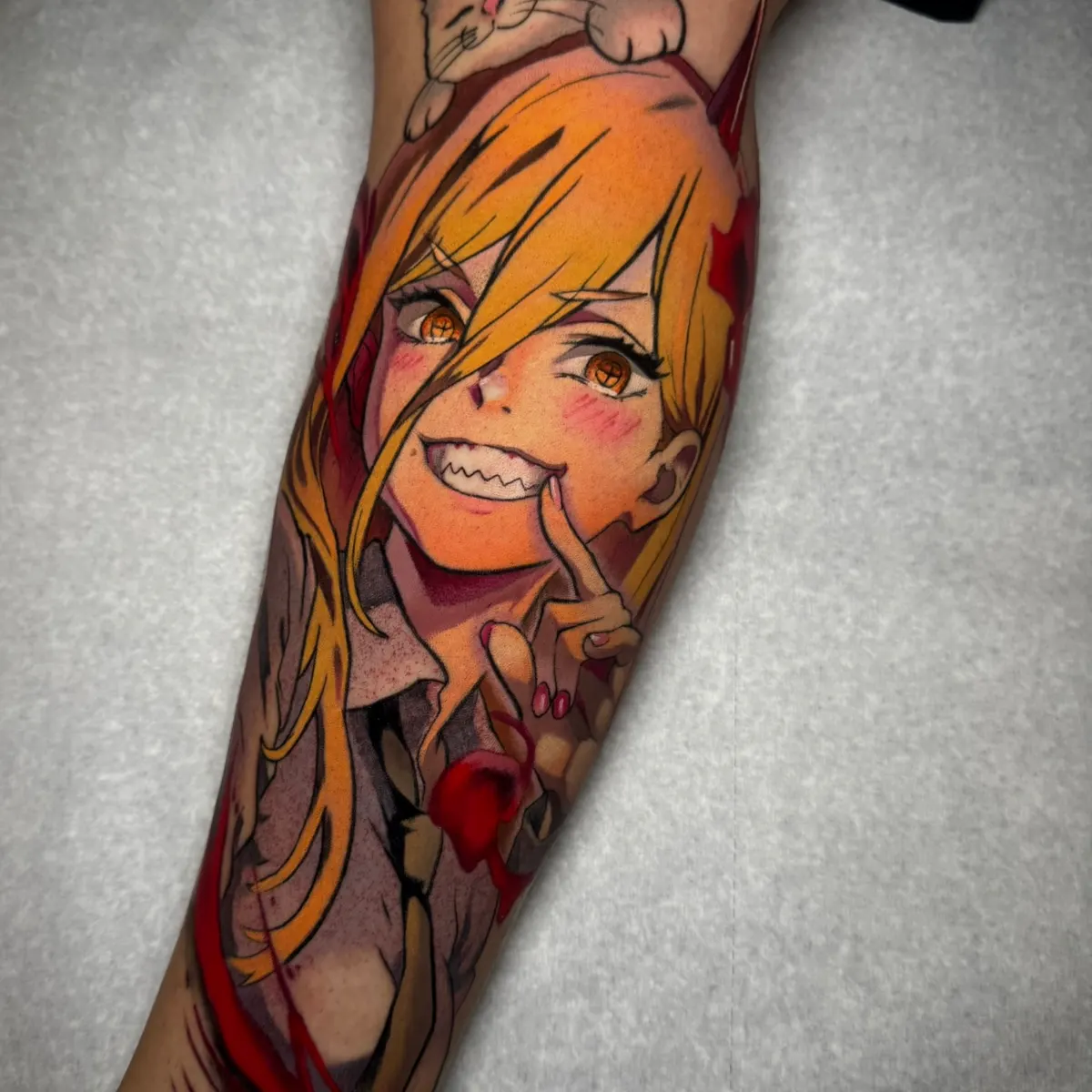 tatuaje Power, tatuaje Chainsaw Man, tattoo Power Chainsaw Man, tatuaje anime a color, tatuaje manga, tatuaje en brazo, tattoo otaku, tatuaje con gato.
