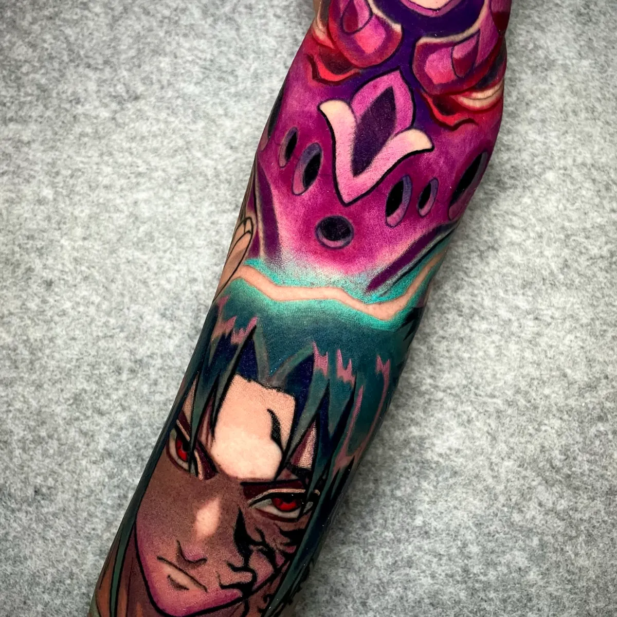 tatuaje Sasuke, tatuaje Naruto, tattoo Sasuke Uchiha, tatuaje marca maldita, tatuaje anime a color, tatuaje manga, tatuaje en brazo, tattoo otaku.