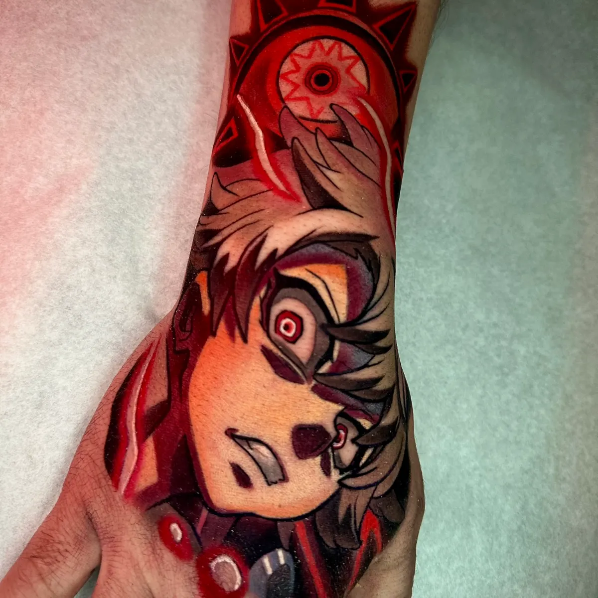 tatuaje Shaka de Virgo, tatuaje Caballeros del Zodiaco, tattoo Saint Seiya, tatuaje anime a color, tatuaje armadura dorada, tatuaje en brazo.