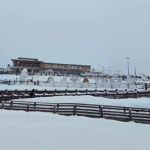 ZAKOPANE MESÉS VILÁGA ÉS A VILÁG
LEGNAGYOBB HÓ-LABIRINTUSA 4