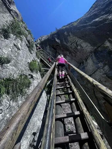 ÉLMÉNYEK A MEDVE-SZURDOKBAN 7