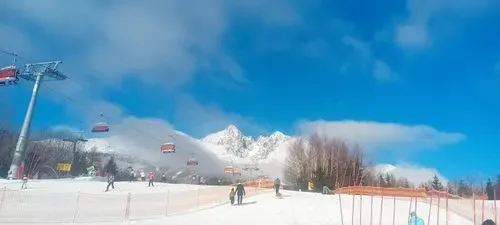 SÍELÉS-SZÁNKÓZÁS
A MAGAS-TÁTRÁBAN
(Tatranská Lomnica) 4
