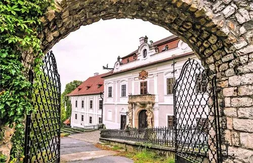 VESZPRÉM MEGYE KÉT GYÖNGYSZEME -
SÜMEG ÉS TAPOLCA 7