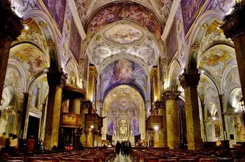 ADVENT LOMBARDIA ELEGÁNS VÁROSAIBAN
MONZA ÉS MILÁNÓ 4