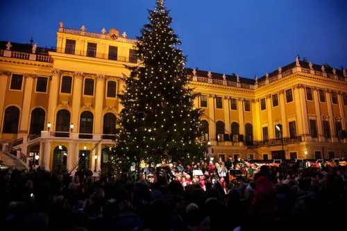 ADVENT BÉCSBEN
ÉS SCHÖNBRUNNBAN 1