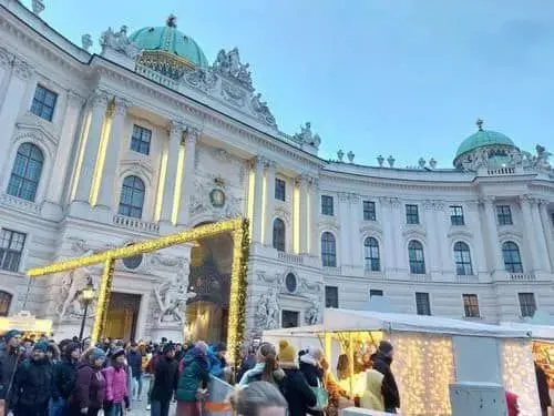 ADVENT BÉCSBEN
ÉS SCHÖNBRUNNBAN 4