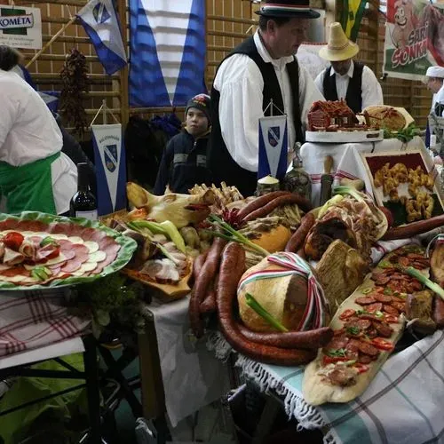 FONYÓDI KOLBÁSZFESZTIVÁL
CSISZTAFÜRDŐI GYÓGYFÜRDŐVEL 1