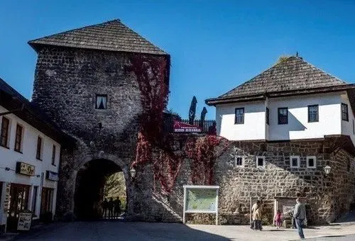 VÍZESÉSEK A BALKÁN SZÍVÉBEN                                    JAJCE-UNA NEMZETI PARK                                                1 ÉJSZAKA SZÁLLÁSSAL 4