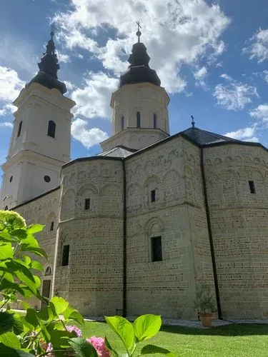 FRUSKA GORA LEGSZEBB KOLOSTORAI
PACSÉRI FÜRDŐZÉSSEL
 4