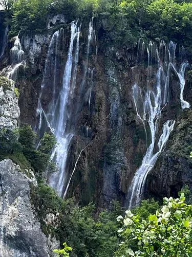 SMARGDZÖLD CSODÁK FÖLDJÉN - 
PLITVICE – SLUNJ - ZÁGRÁB 8
