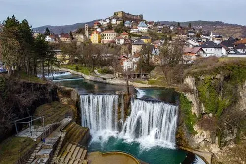 VÍZESÉSEK A BALKÁN SZÍVÉBEN                                    JAJCE-UNA NEMZETI PARK                                                1 ÉJSZAKA SZÁLLÁSSAL  2