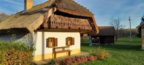 ŐSZI ÉLMÉNYEK AZ ŐRSÉG SZÍVÉBEN
- Aranyló Ősz az Őrségben – Tökfesztivál Hangulatban  3