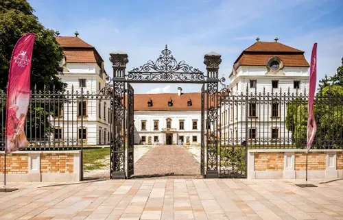 PÁPA VÁRKERTFÜRDŐ 1