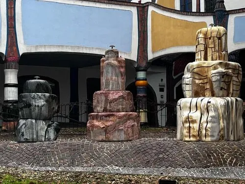 ADVENT GRAZBAN,
ÉS A
HUNDERTWASSER FÜRDŐ 10