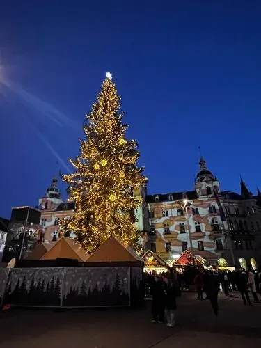 ADVENT GRAZBAN,
ÉS A
HUNDERTWASSER FÜRDŐ 8