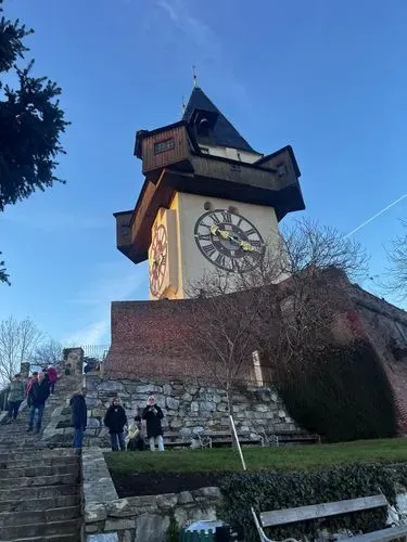 ADVENT GRAZBAN,
ÉS A
HUNDERTWASSER FÜRDŐ 9