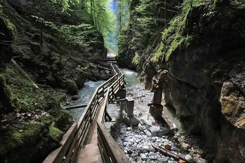 A HEGYIDOKTOR ÚJRA RENDEL 2