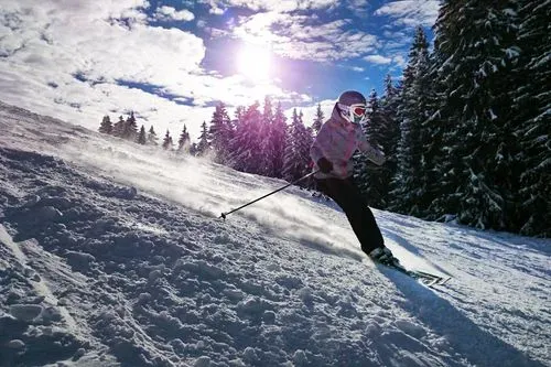 PÁLYASZÁLLÁS ÉS TÖKÉLETES LEJTŐK-KORALPE VÁR!                       SÍELÉS, PIHENÉS, FELTÖLTŐDÉS 2