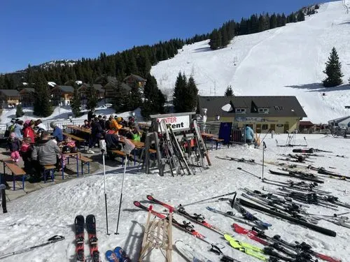 PÁLYASZÁLLÁS ÉS TÖKÉLETES LEJTŐK-KORALPE VÁR!                       SÍELÉS, PIHENÉS, FELTÖLTŐDÉS 3