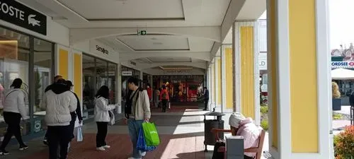 PARNDORF - Egész napos bevásárlási lehetőség  2