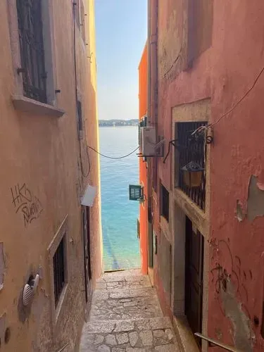 Utazás kép Rovinj lubickolás