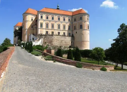 MESEBELI ADVENT A PÁRATLAN MORVAORSZÁGI VÁROSOKBAN
MIKULOV-BRNO-OLMÜTZ-BOUZOV VÁRA 1