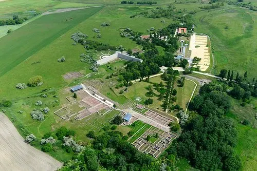 IDŐUTAZÁS ÉS KÜLÖNLEGES ÉLMÉNYEK - Tác - Szent II. János Pál pápa kiállítás – Damniczki cukrászda – Bory-vár 1