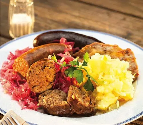 Utazás kép DISZNÓTOROS A GYÖRKÖNYI PINCÉKNÉL -
Dég - Festetics kastély,Simontornya