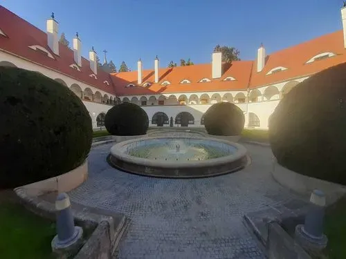 BAJMÓCI KASTÉLY – SIRÁLY KILÁTÓ
ÉS KISTAPOLCSÁNY  2