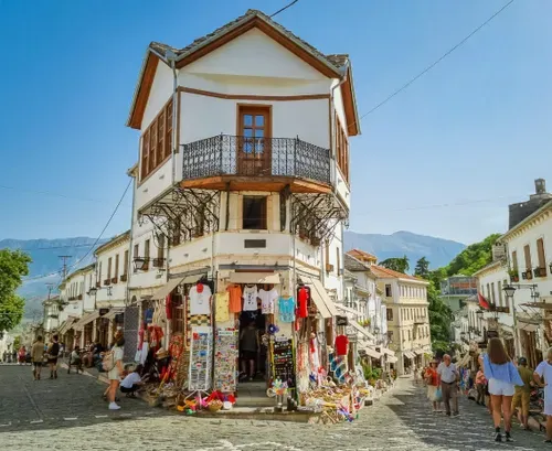 ALBÁNIA KINCSEI
A HEGYEKTŐL A JÓN-TENGERIG 1