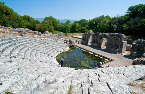 ALBÁNIA KINCSEI
A HEGYEKTŐL A JÓN-TENGERIG 5