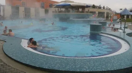 Utazás kép SÁRVÁRI GYÓGY-, ÉS WELLNESSFÜRDŐ