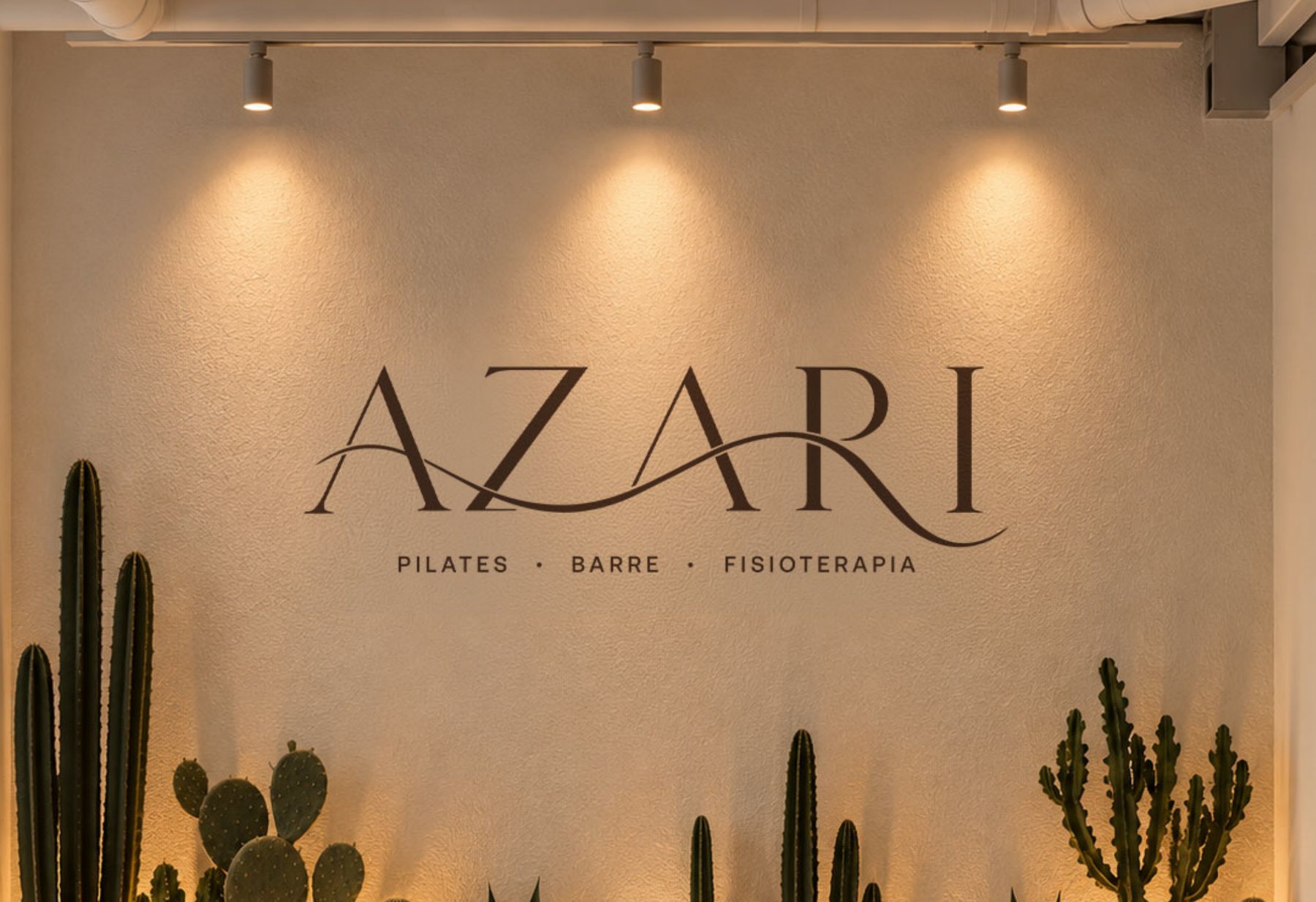 Muro del estudio con el logotipo de Azari iluminado por tres focos