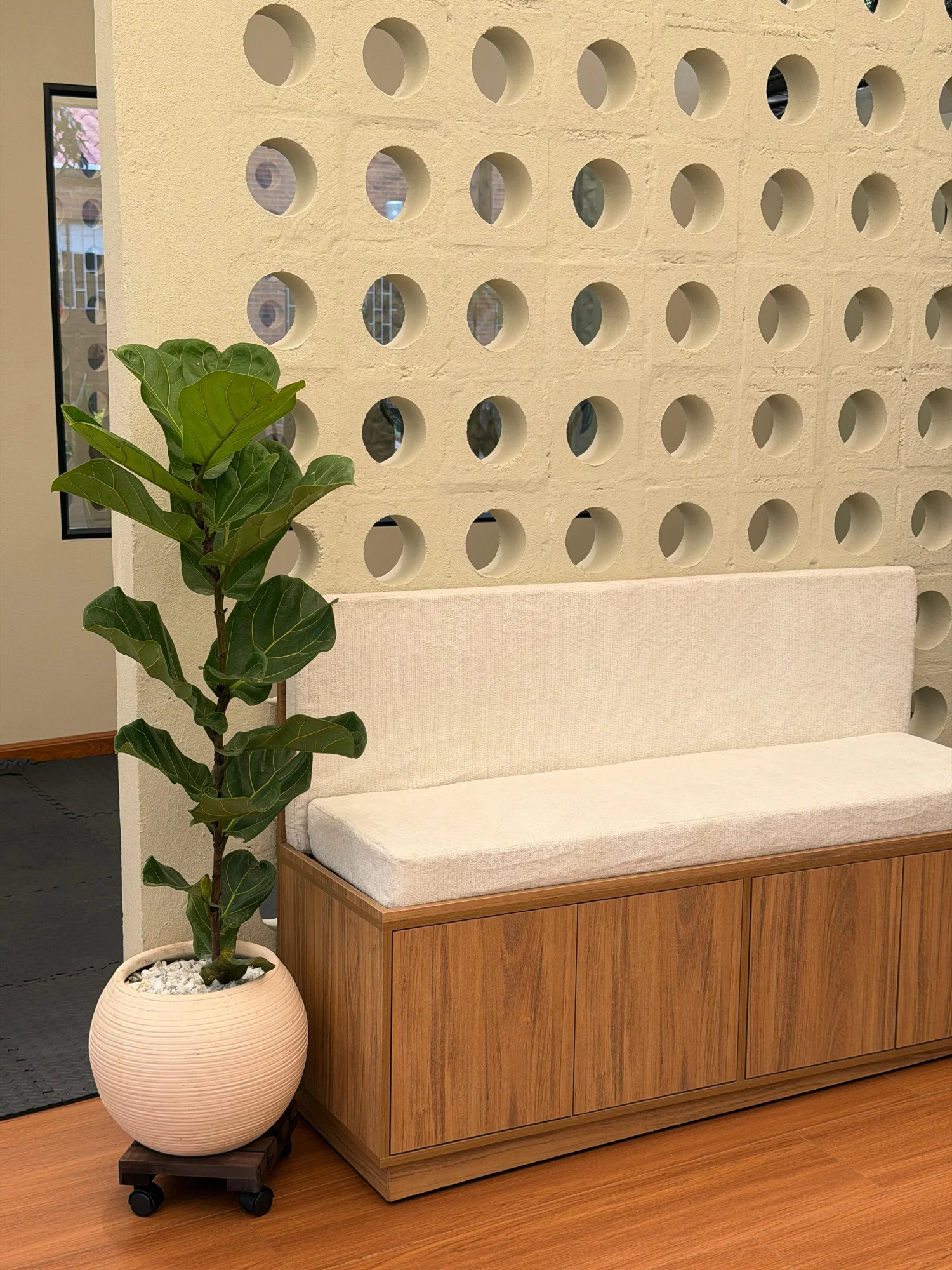 Sala de estar de Casa Ithaca con muro calado y una planta