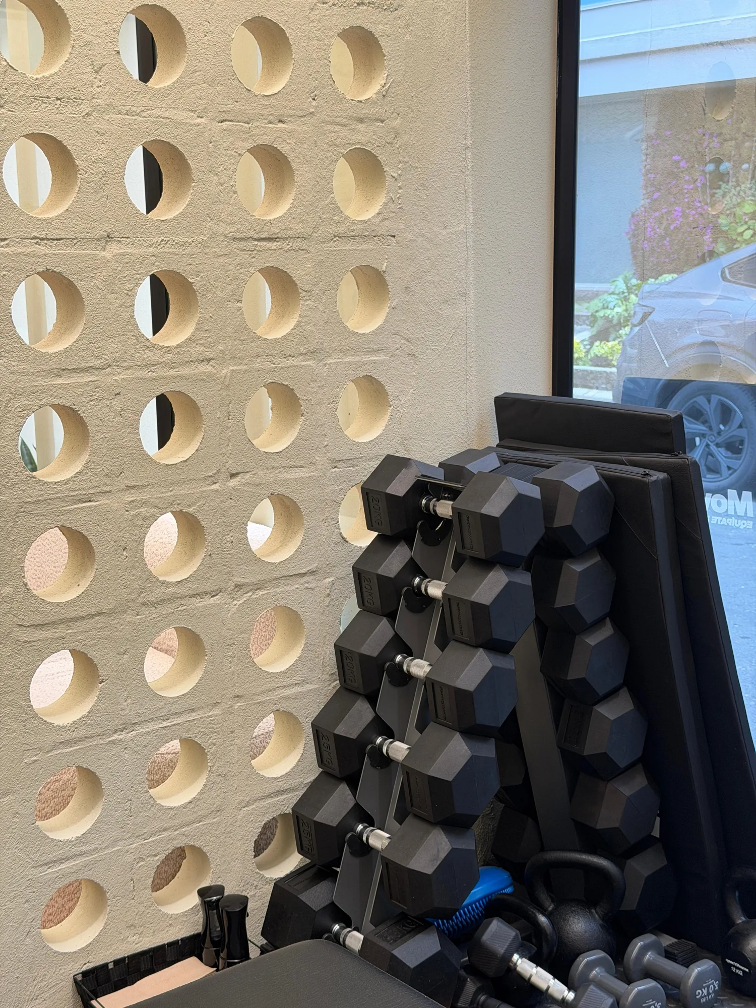 Mancuernas hexagonales junto al muro calado del salón de fuerza