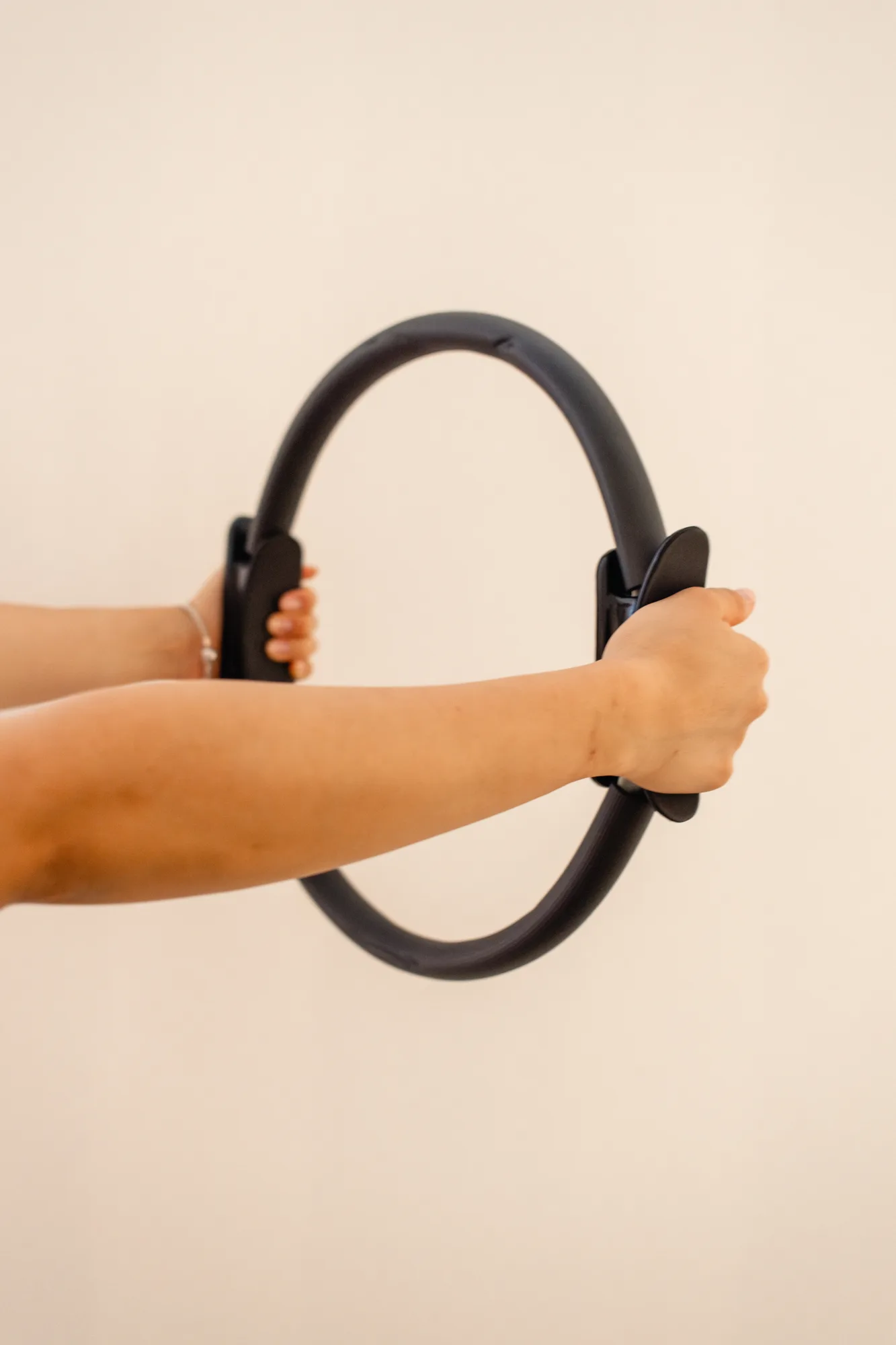 Manos sosteniendo un aro de pilates