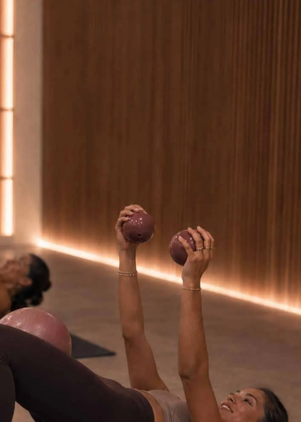 Hot Pilates con pesas en sala caliente