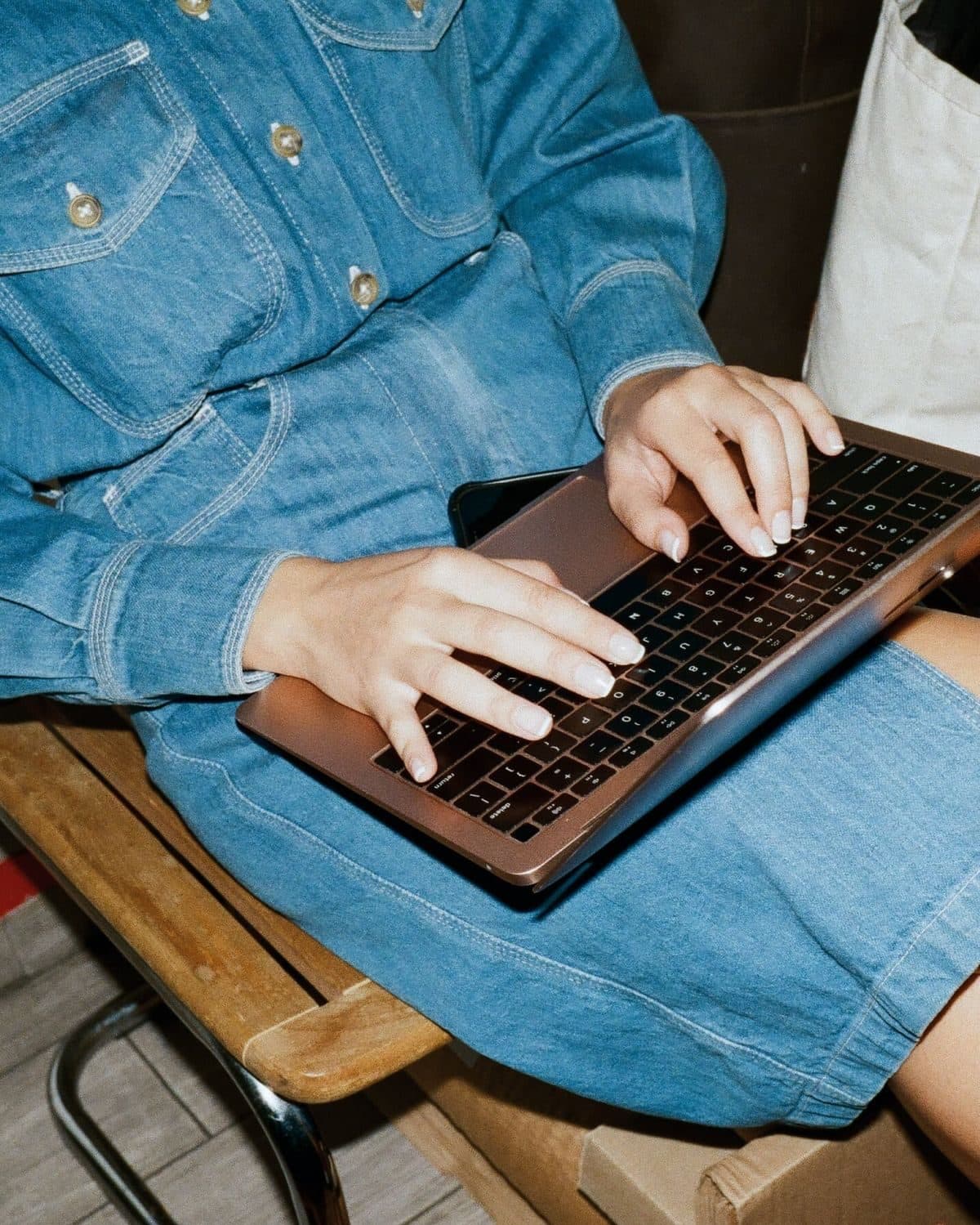 Manos sobre un laptop