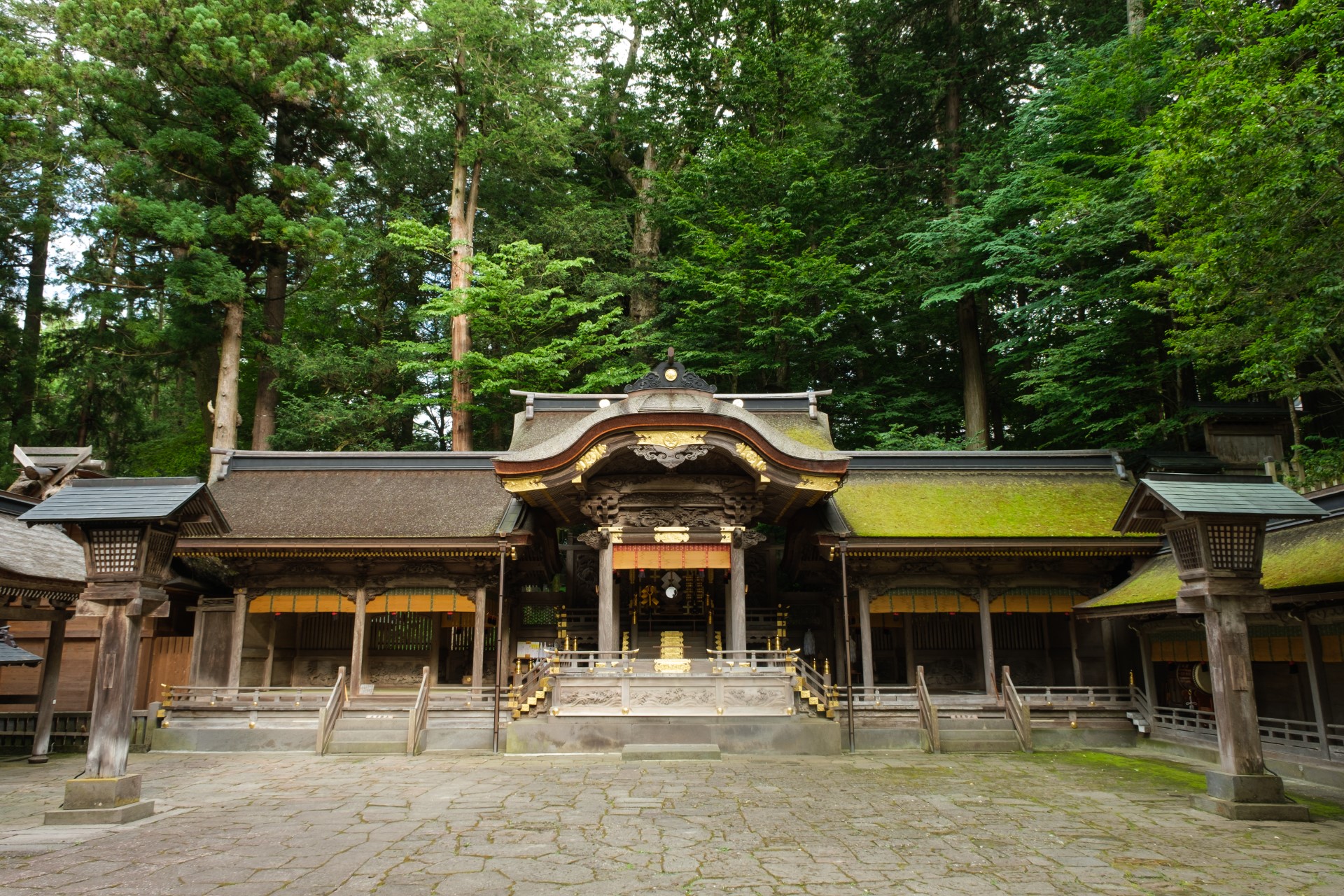 A view of Suwa Taisha - 2