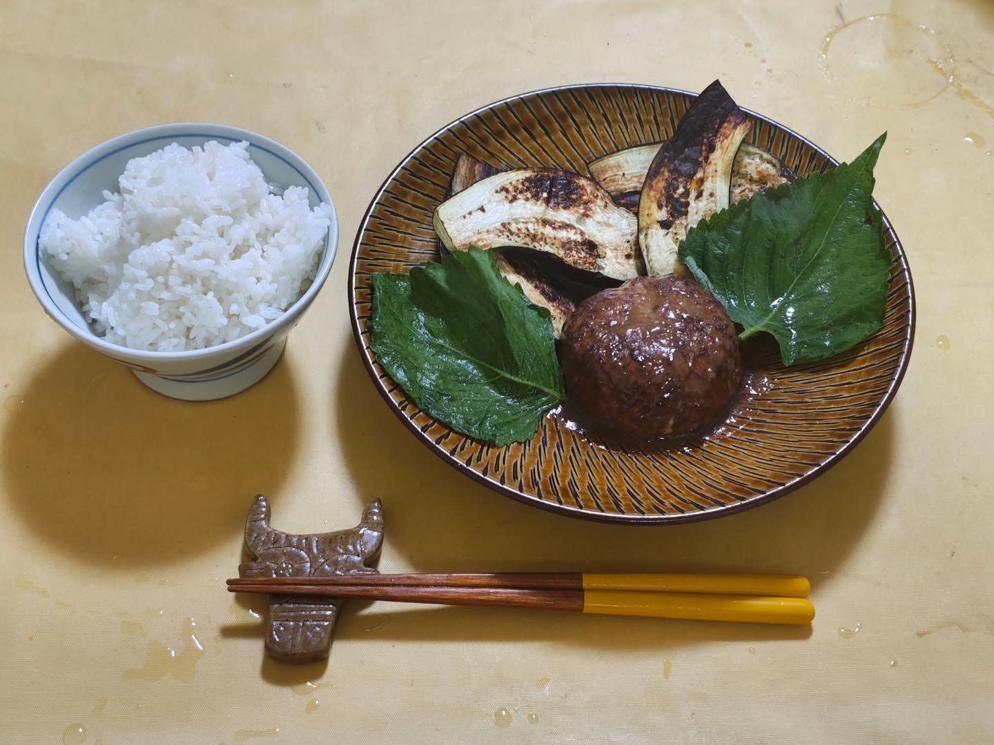 Salisbury steak and eggplant, served with perilla leaves